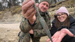 Członkowie Stowarzyszenia Eksploracyjnego Na Rzecz Ratowania Zabytków im. Św. Korduli w Kamieniu Pomorskim pokazują znaleziony na bałtyckiej plaży sztylet sprzed trzech tysięcy lat, fot. Stowarzyszenie Eksploracyjnego Na Rzecz Ratowania Zabytków