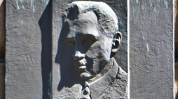 Tablica upamiętniająca płk. Narcyza Wiatra w elewacji kamienicy przy ul. św. Gertrudy 16 w Krakowie. Fot. Mach240390, CC BY 4.0 <https://creativecommons.org/licenses/by/4.0>, via Wikimedia Commons