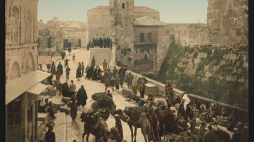 Jeden z eksponatów wystawy: Photochrom Zürich, Jerozolima. Bazar przy Cytadeli, 1894–1895. Fot. Muzeum Narodowe w Warszawie
