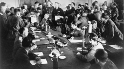 Feldmarszałek Wilhelm Keitel (u szczytu stołu) podpisał akt bezwarunkowej kapitulacji Niemiec, Berlin 8 maja 1945 r. PAP/CAF/APN