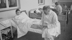 Klinika Akademii Medycznej we Gdańsku Wrzeszczu, kierowana przez prof. Kornela Michejdę (nz.). Pacjentkami kliniki były głównie ofiary pseudomedycznych eksperymentów dokonywanych przez hitlerowców w obozie koncentracyjnym dla kobiet w Ravensbrück, sierpień 1946 r. PAP/Bogusław Lambach