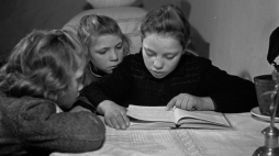 Konopki, 1949-01-16. Czytelnictwo na wsi. Nz. 12-letnia Teresa Jankowska czyta z siostrami książkę, wypożyczoną z nowo otwartej gminnej biblioteki w Pustelniku k. Mińska Mazowieckiego. PAP