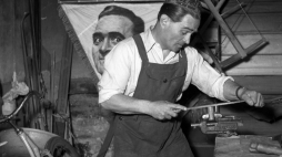Aktor kabaretowy, teatralny i filmowy Adolf Dymsza (własc. Adolf Bagiński) od 1951 roku mieszkał z rodziną w Otwocku. Nz. aktor w swoim warsztacie, gdzie w wolnym czasie majsterkował i naprawiał stare przedmioty, 1956 r.  PAP/Wiesław Prażuch 