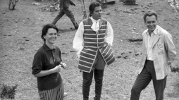 Realizacja filmu pt. „Rękopis znaleziony w Saragossie”, w reżyserii Wojciecha Jerzego Hasa. Na zdjęciu m.in. Barbara Sass-Zdort, współpraca reżyserska (L), aktor Zbigniew Cybulski (C) na planie zdjęciowym. Jura Krakowsko-Częstochowska, okolice zamku w Olsztynie, 1964 r.   PAP/Jan Bortkiewicz