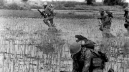 Amerykańscy żołnierz po ostrzałem partyzantów wietnamskich w w pobliżu bazy Da Nang, 1968 r.  PAP/CAF