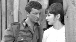 Realizacja filmu "Jak rozpętałem drugą wojnę światową". Nz: Marian Kociniak i Joanna Jędryka, 1968 r. PAP/Witold Rozmysłowicz