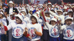 Dzieci z Pałacu Młodzieży w Warszawie w pochodzie pierwszomajowym na ulicy Marszałkowskiej, 1979 r. PAP/Leszek Łożyński 
