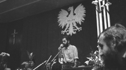 17 dzień strajku w Stoczni Gdańskiej. Nz. Andrzej Gwiazda /z mikrofonem/ na sali obrad Międzyzakładowej Komisji Strajkowej, 30 sierpnia1980 r.. dl PAP/CAF/Stefan Kraszewski