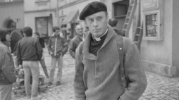 Realizacja zdjęć do filmu pt. „Przed sklepem jubilera”, reżyseria Michael Anderson. Sztukę pt. Przed sklepem jubilera, na podstawie której powstał scenariusz filmu napisał biskup krakowski, kardynał Karol Wojtyła (papież Jan Pweł II) w roku 1960. Na zdjęciu aktor Daniel Olbrychski jako Ksiądz Adam, Kraków 07.1987 r. PAP/Tadeusz Maciej Sochor