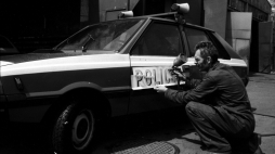 Przekształcenie Milicji w Policję. Nz. zmiana nazwy na radiowozach, Warszawa maj 1990 r. PAP/Witold Rozmysłowicz