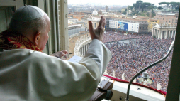 Papież Jan Paweł II ostatni raz błogosławi z okna swego apartamentu tłumy zebrane na placu św. Piotra w Watykanie 27 marca 2005 r. w południe w Niedzielę Zmartwychwstania Pańskiego. Papież prawie kwadrans był widoczny w swym oknie i udzielił błogosławieństwa "Urbi et Orbi". Nie przemówił jednak do wiernych, zgromadzonych na Placu świętego Piotra.  PAP/EPA/OSSERWATORE ROMANO