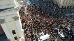 Wierni zgromadzeni przed kościołem św. Anny w Warszawie 2 kwietnia 2005 r. Kilka tysięcy osób uczestniczyło w mszy św. w intencji papieża, odprawionej po południu w akademickim kościele św. Anny w Warszawie. PAP/Tomasz Gzell