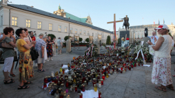 Warszawa po katastrofie smoleńskiej, krzyż przed Pałacem Prezydenckim, lipiec 2010, fot. PAP/Paweł Supernak