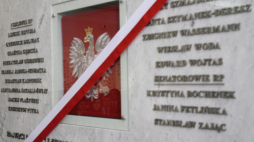 Tablica w gmachu Sejmu RP upamiętniająca parlamentarzystów, którzy zginęli 10 kwietnia 2010 r. w katastrofie smoleńskiej, fot. PAP/Bartłomiej Zborowski
