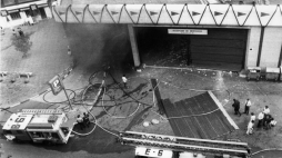 Zdjęcie z 19 czerwca 1987 r. przedstawia ogólny widok na parking supermarketu "Hipercor" w Barcelonie, w północno-wschodniej Hiszpanii, krótko po zamachu bombowym przeprowadzonym przez baskijską grupę ETA. W ataku zginęło łącznie 21 osób, a 45 zostało rannych PAP/PLIK EPA/EFE