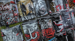 Koszulki z symbolami narodowymi i motywami patriotycznymi na stoisku handlowym podczas Ogólnopolskiego Festynu Rodzinnego z okazji Dnia Dziecka, zorganizowanego przez Caritas Diecezji Ełckiej oraz Urząd Miasta Ełku, 2016 r. Fot. PAP/Tomasz Waszczuk