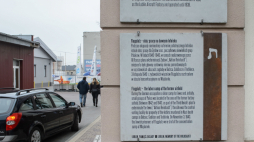 Tablica upamiętniająca ofiary Flugplatzu - niemieckiego obozu z czasów II wojny światowej w Lublinie, fot. PAP/Wojciech Pacewicz