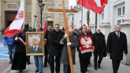 Uczestnicy miesięcznicy smoleńskiej w drodze przed Pałac Prezydencki w Warszawie, fot. PAP/Paweł Supernak