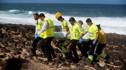 Ratownicy medyczni niosą ciało migranta na plaży w nadmorskim mieście Teguise na wyspie Lanzarote, Wyspy Kanaryjskie, 6 listopada 2019 r. PAP/EPA/Javier 