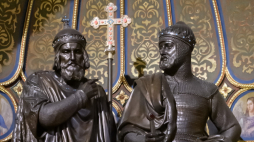 Posąg Mieszka Pierwszego i Bolesława Chrobrego w Złotej Kaplicy w bazylice archikatedralnej Św. Apostołów Piotra i Pawła na Ostrowie Tumskim w Poznaniu. PAP/Jakub Kaczmarczyk