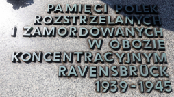 Tablica na Powązkach poświęcona ofiarom obozu koncentracyjnego w Ravensbrück, fot. PAP/Tomasz Gzell