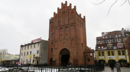 Zbudowana w XIV w. gotycka Wysoka Brama (czyli historyczna Brama Górna) w Olsztynie. Fot. PAP/Tomasz Waszczuk