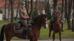 Kawalerzyści z Małopolski wyruszają konno z Oświęcimia do Nowego Wiśnicza szlakiem ucieczki rtm. Witolda Pileckiego, Jana Redzeja i Edwarda Ciesielskiego z niemieckiego obozu Auschwitz, 2023 r.  PAP/Zbigniew Meissner