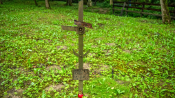 Teren cmentarza w nieistniejącej już wsi Puźniki na Ukrainie (obw. Tarnopolski). PAP/Wojtek Jargiło