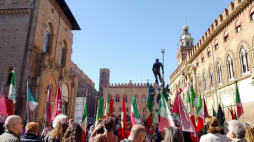 Złożenie wieńca pod tablicą pamiątkową na Piazza Nettuno w historycznym centrum Bolonii, w ramach włosko-polskich uroczystości upamiętniających 79. rocznicę wyzwolenia miasta spod niemieckiej okupacji przez żołnierzy 2 Korpusu Polskiego generała Władysława Andersa Fot. PAP/Sylwia Wysocka