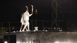Marie-Jose Perec (po lewej) i Teddy Riner (po prawej) z pochodniami podczas ceremonii otwarcia Igrzysk Olimpijskich Paryż 2024. PAP/EPA/Jan Woitas 