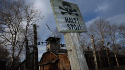 Teren byłego niemieckiego obozu nazistowskiego Auschwitz w Oświęcimiu, obecnie muzeum Auschwitz. PAP/Leszek Szymański