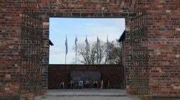 Ściana pamięci w Miejscu Pamięci i Muzeum Auschwitz-Birkenau. Fot. PAP/Leszek Szymański