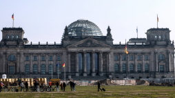Tymczasowe upamiętnienie Polaków ma powstać niedaleko gmachu Bundestagu (niegdyś Reichstagu). Fot. PAP/EPA/Filip Singer