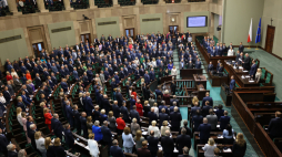 Sejm przez aklamację przyjął uchwałę w sprawie uczczenia pamięci ofiar katastrofy smoleńskiej, fot. PAP/Albert Zawada
