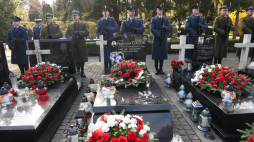 Obchody 15. rocznicy katastrofy smoleńskiej - uroczystości przed pomnikiem Ofiar Katastrofy Smoleńskiej na Cmentarzu Wojskowym na Powązkach w Warszawie. Fot. PAP/Piotr Nowak