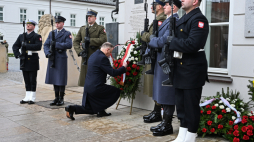 W 15. rocznicę katastrofy smoleńskiej prezydent Andrzej Duda składa wieniec przed poświęconą śp. prezydentowi RP Lechowi Kaczyńskiemu tablicą na ścianie Pałacu Prezydenckiego w Warszawie. Fot. PAP/Radek Pietruszka 