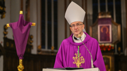 Metropolita warszawski abp Adrian Galbas na wieczornej mszy świętej w warszawskiej archikatedrze św. Jana Chrzciciela, odprawianej w intencji ofiar katastrofy smoleńskiej. Fot. PAP/Radek Pietruszka 