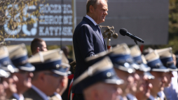 Premier Donald Tusk podczas uroczystości w Warszawie z okazji 85. rocznicy zbrodni katyńskiej, fot. PAP/Leszek Szymański