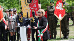 Burmistrz Castel San Pietro Terme Francesca Marchetti podczas uroczystości w miejscu przeprawy żołnierzy 2. Korpusu Polskiego przez rzekę Sillaro. Fot. PAP/Albert Zawada 