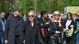 Aktorzy Jacek Poniedziałek (drugi od lewej), Maja Komorowska (trzecia od lewej) i reżyser Krzysztof Warlikowski (w środku, z tyłu) podczas uroczystości pogrzebowych Jadwigi Jankowskiej-Cieślak na cmentarzu w Józefowie. Fot. PAP/Przemysław Piątkowski