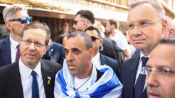 Prezydent RP Andrzej Duda (P) i prezydent Izraela Isaac Herzog (L) podczas przywitania z Ocalałymi z Holokaustu przed Bramą „Arbeit macht frei” w Państwowym Muzeum Auschwitz Birkenau. PAP/Jarek Praszkiewicz