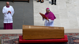  Dziekan Kolegium Kardynalskiego kardynał Giovanni Battista Re na uroczystościach pogrzebowych papieża Franciszka na placu Świętego Piotra w Watykanie, fot. PAP/Darek Delmanowicz
