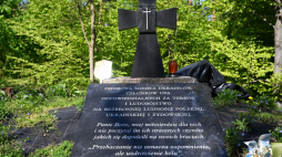 Podmieniona tablica na pomniku UPA w Monasterzu koło wsi Werchrata, fot. PAP/Darek Delmanowicz