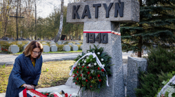 Małgorzata Kidawa-Błońska, marszałek Senatu RP na cmentarzu powązkowskich w Warszawie podczas uroczystości z okazji 85. rocznicy zbrodni katyńskiej, fot. Senat RP