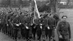 Oddział Samodzielnej Brygady Strzelców Podhalańskich maszeruje ze sztandarem Brygady, 1940 r. /NAC