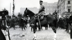 Józef Piłsudski na Kasztance przyjmuje defiladę Wojska Polskiego na placu Saskim 11 listopada 1926 r. Fot. unknown-anonymous, Public domain, via Wikimedia Commons
