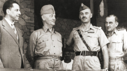 Od lewej: Tadeusz Romer, Władysław Sikorski, Władysław Anders i Tadeusz Klimecki podczas podróży inspekcyjnej Naczelnego Wodza na Bliskim Wschodzie 1943 r. Fot. unknown-anonymous, Public domain, via Wikimedia Commons