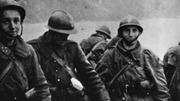 Żołnierze polscy w Narwiku w maju 1940 r. Niemcy zajęli Norwegię. W odpowiedzi alianci wysłali tam swoje wojska. Walki trwały cały maj. Zakończyło je wycofanie wojsk sprzymierzonych. W bojach o norweski Narwik wzięła udział polska Samodzielna Brygada Strzelców Podhalańskich. Fot. PAP/CAF