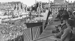 Warszawa, 9.05.1945 r. Manifestacja z okazji zakończenia wojny. Nz. flagi państw koalicji antyniemieckiej. PAP/CAF