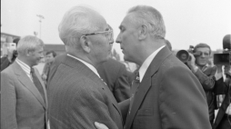 Czechosłowacja, Praga 04.07.1977. Wizyta I sekretarza KC PZPR Edwarda Gierka w Czechosłowacji. Nz. przywódca Komunistycznej Partii Czechosłowacji Gustav Husak (L) wita Edwarda Gierka (tzw. pocałunek na niedźwiedzia). PAP/Jan Morek
